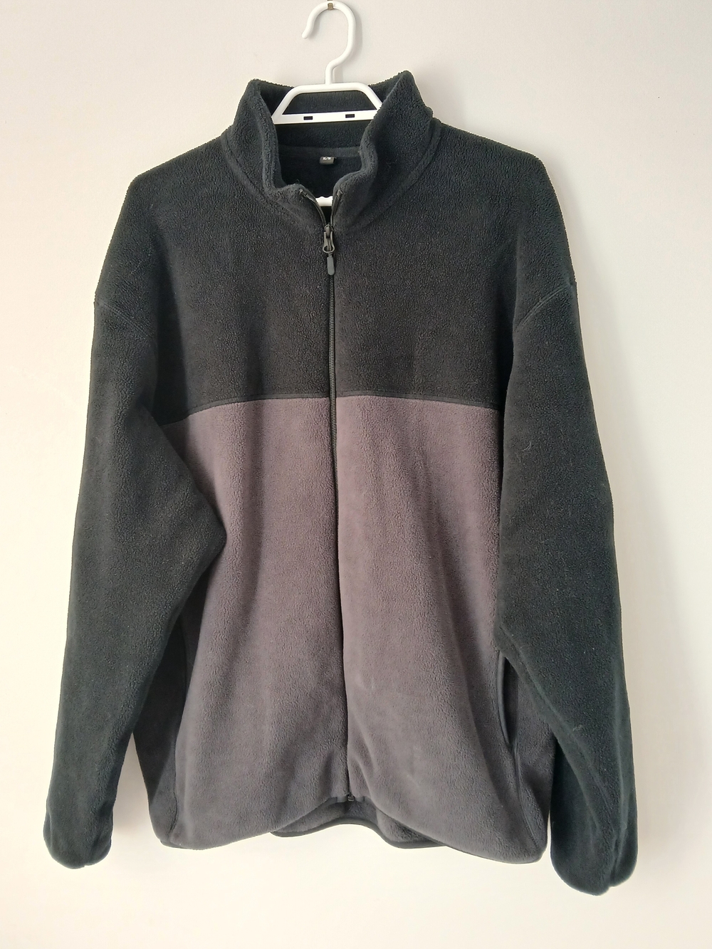 Uniqlo Men's Two-Tone Black and Gray Full-Zip Fleece Jacket